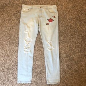 Nice jeans with flowers stitching in the front.